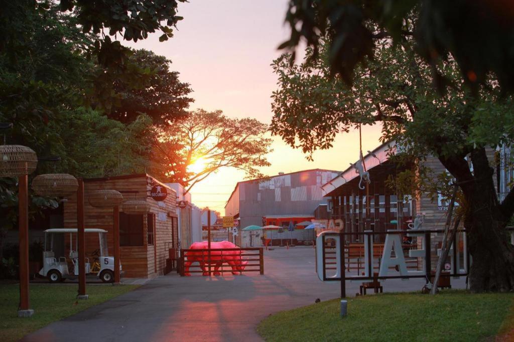 Hotel The Buffalo Amphawa Samut Songkhram Exterior foto